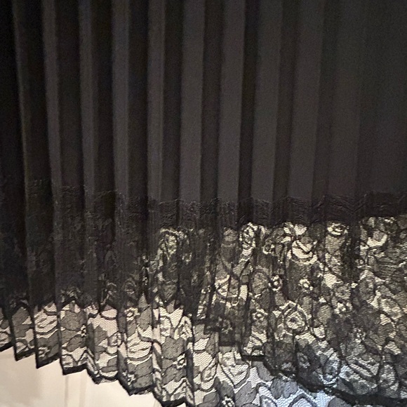 Apostrophe black pleated skirt w lace detail along hem size 10 - Picture 3 of 7